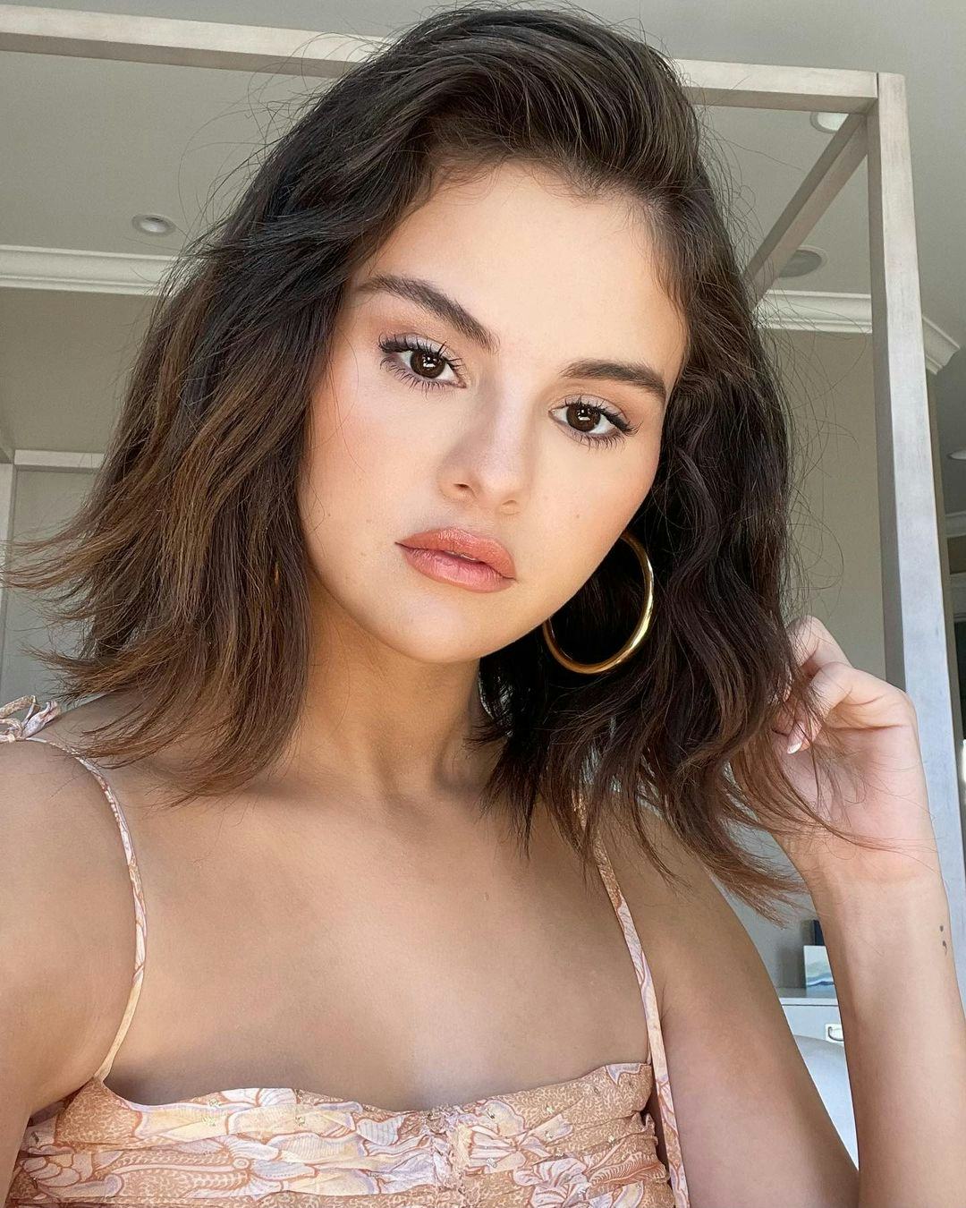 Selena Gomez collarbone length hair