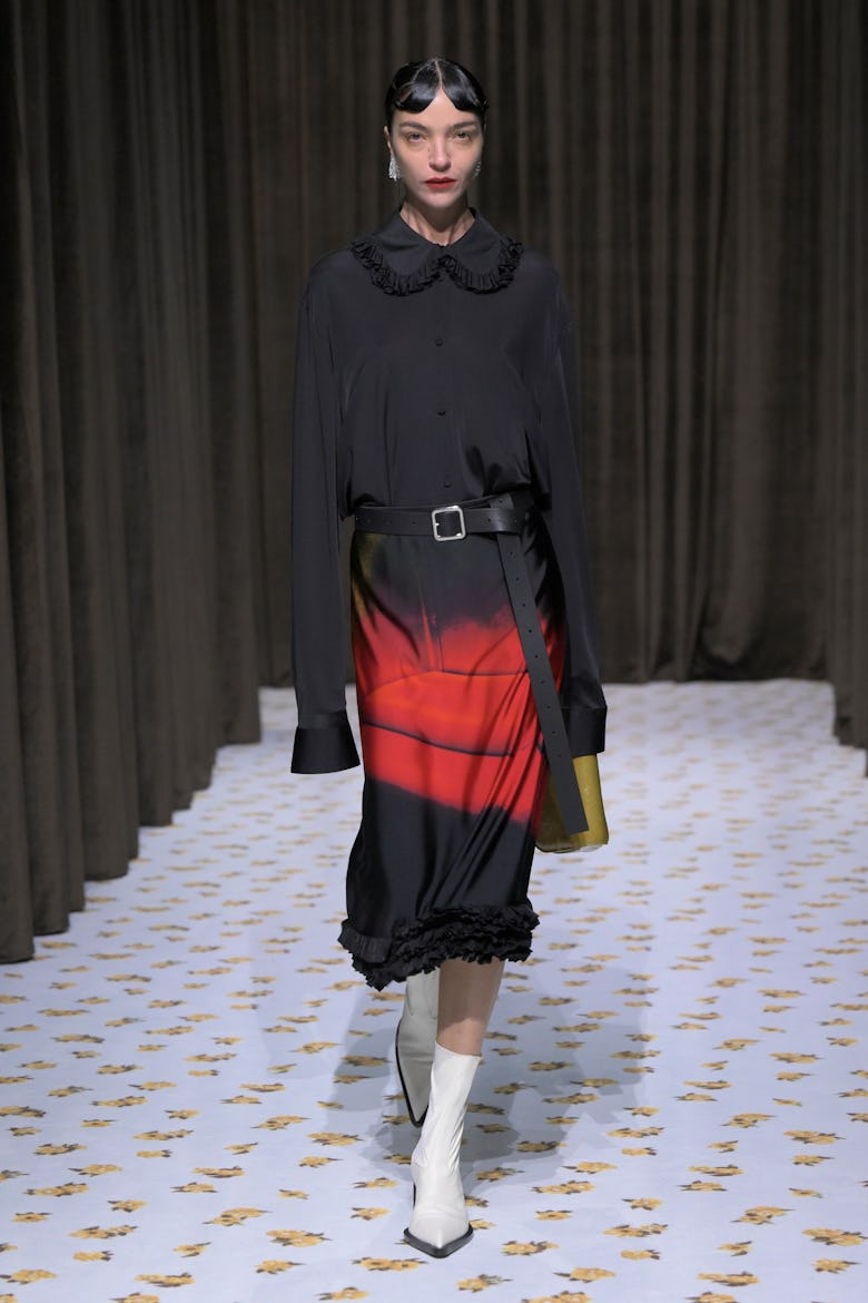 Model, Milano Hazır Giyim Moda Haftası kapsamında Eylül ayında düzenlenen Jil Sander RTW İlkbahar 2025 defilesinde podyumda...