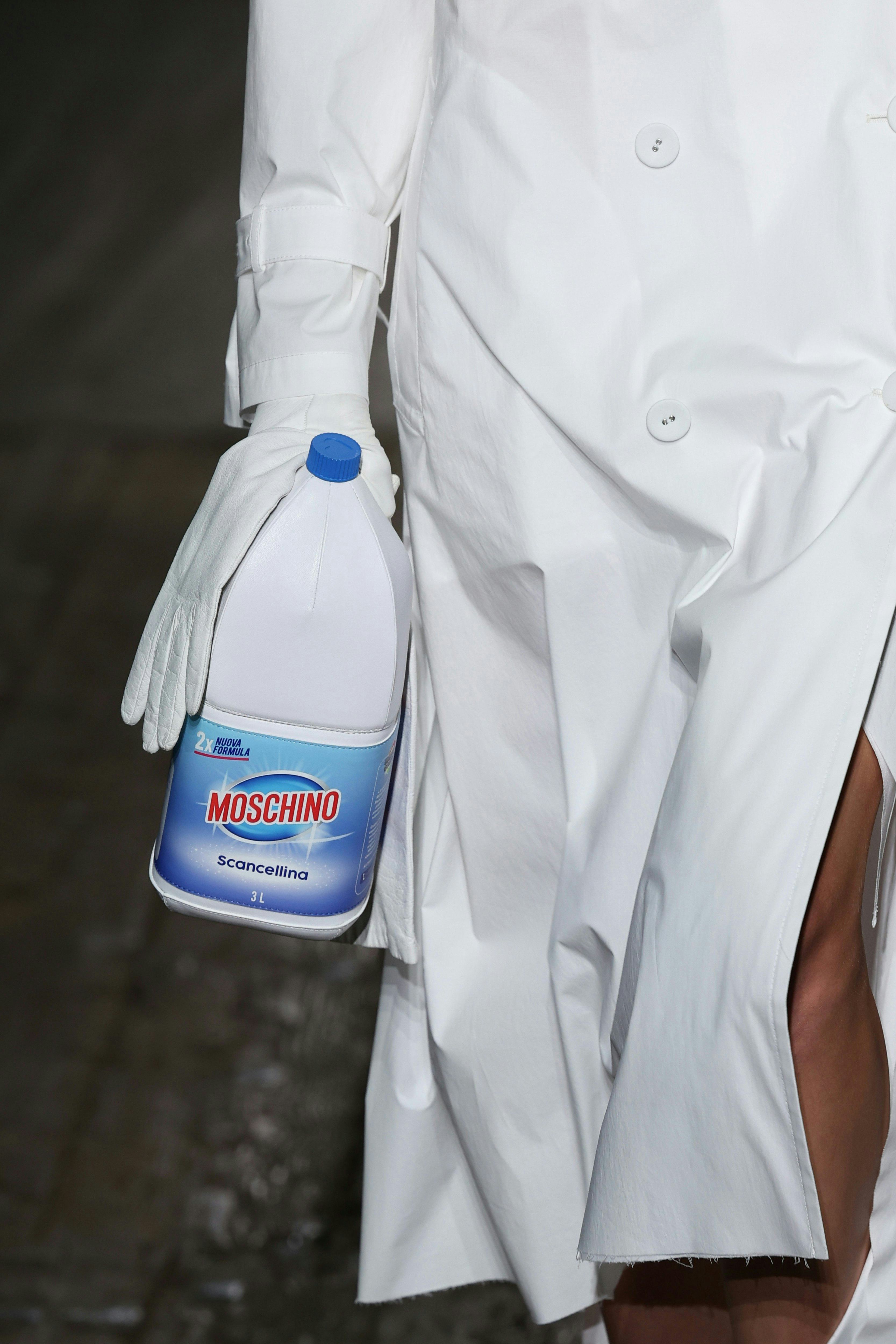 A model at Moschino&rsquo;s Spring/Summer 2025 MFW runway.