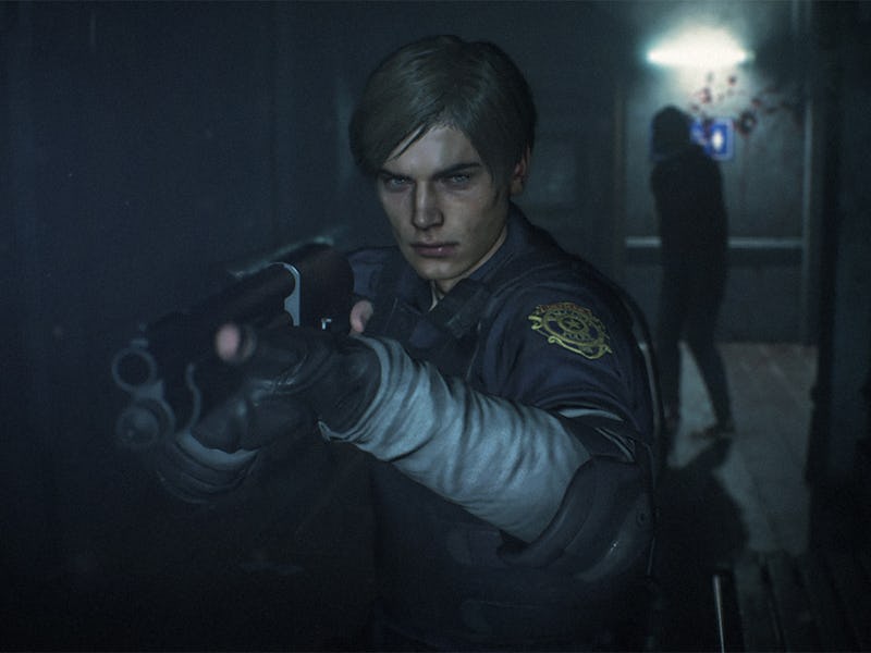 Leon Kennedy searches for a threat in the night in Resident Evil 2