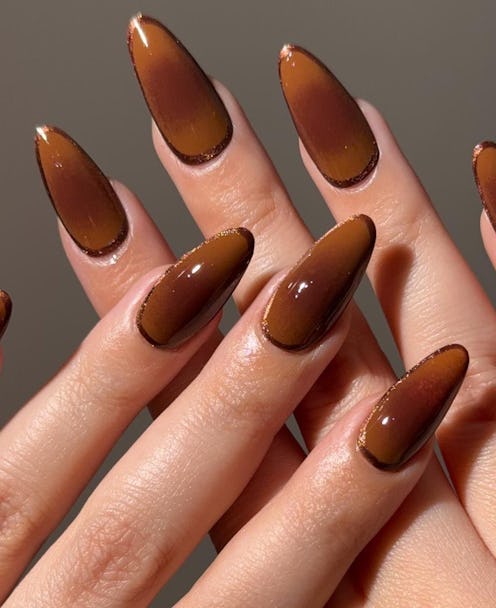 Cinnamon spice nail ideas to add to your fall mani mood board.
