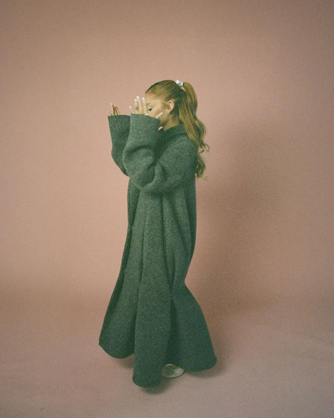 Ariana Grande's 'Wicked' Green Dress Turns Pockets Into Sculpture Ariana Grande's 'Wicked' Green Dress Turns Pockets Into Sculpture