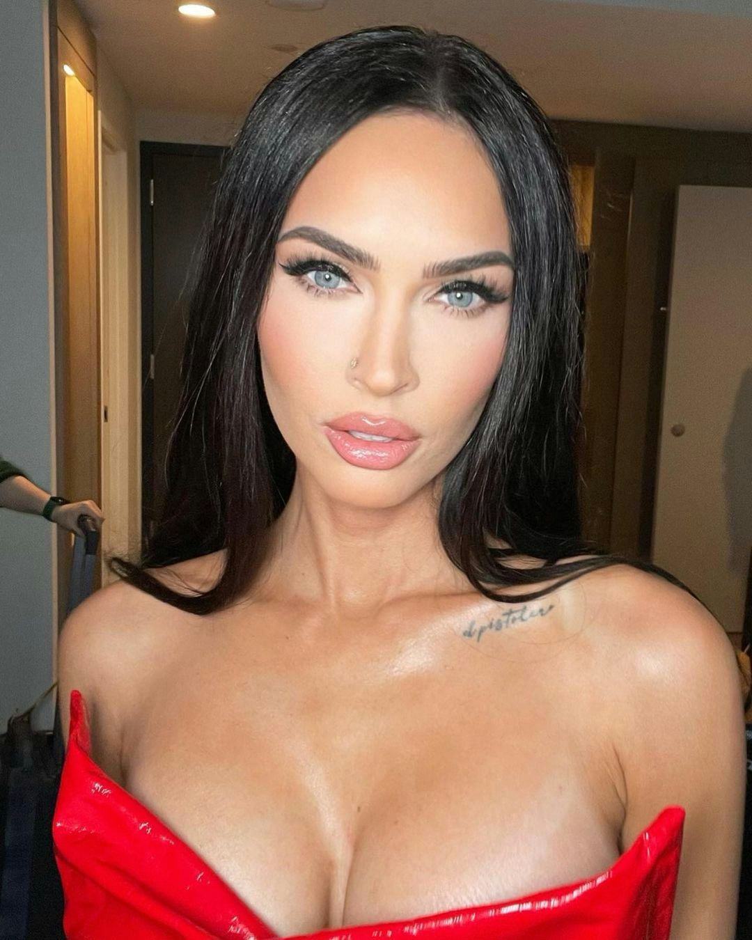 Megan Fox is spotted rocking the lowlighter makeup trend with the Rodial Banana Lowlighter.