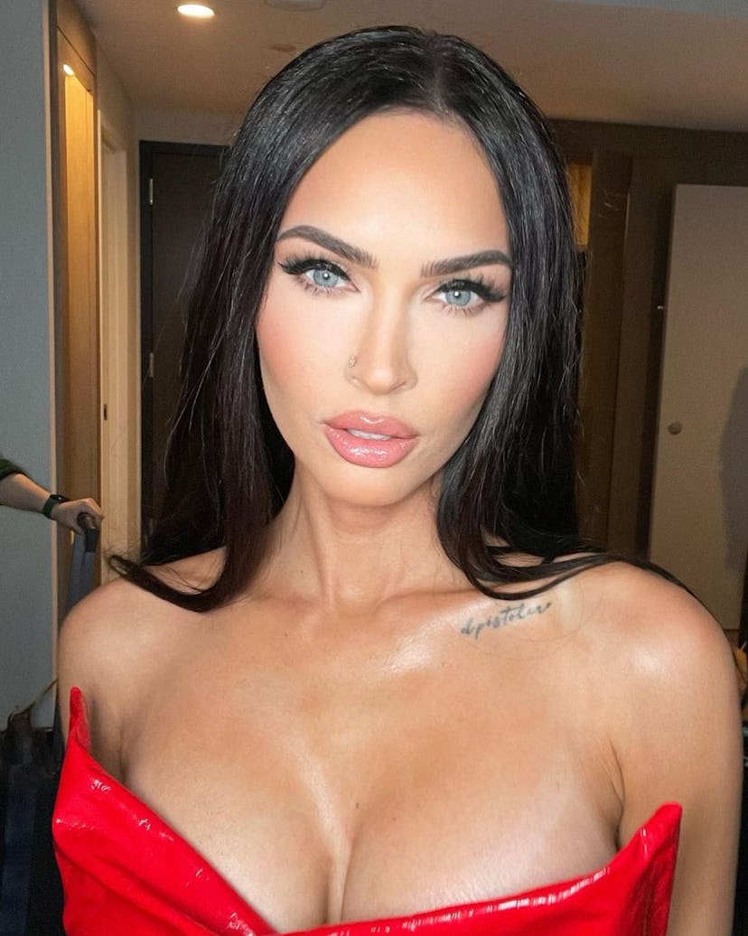 Megan Fox is spotted rocking the lowlighter makeup trend with the Rodial Banana Lowlighter.