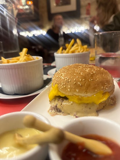 img_4831 アイス スパイスと有名なバーガー: Victoria Justice の Vetements の写真日記をご覧ください