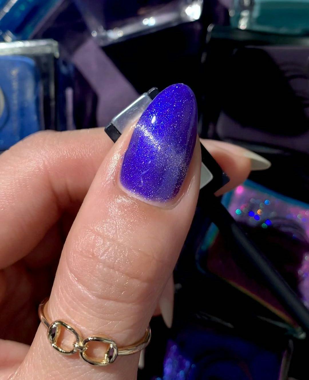 Sagittarius signs would wear cobalt blue cat-eye nails.