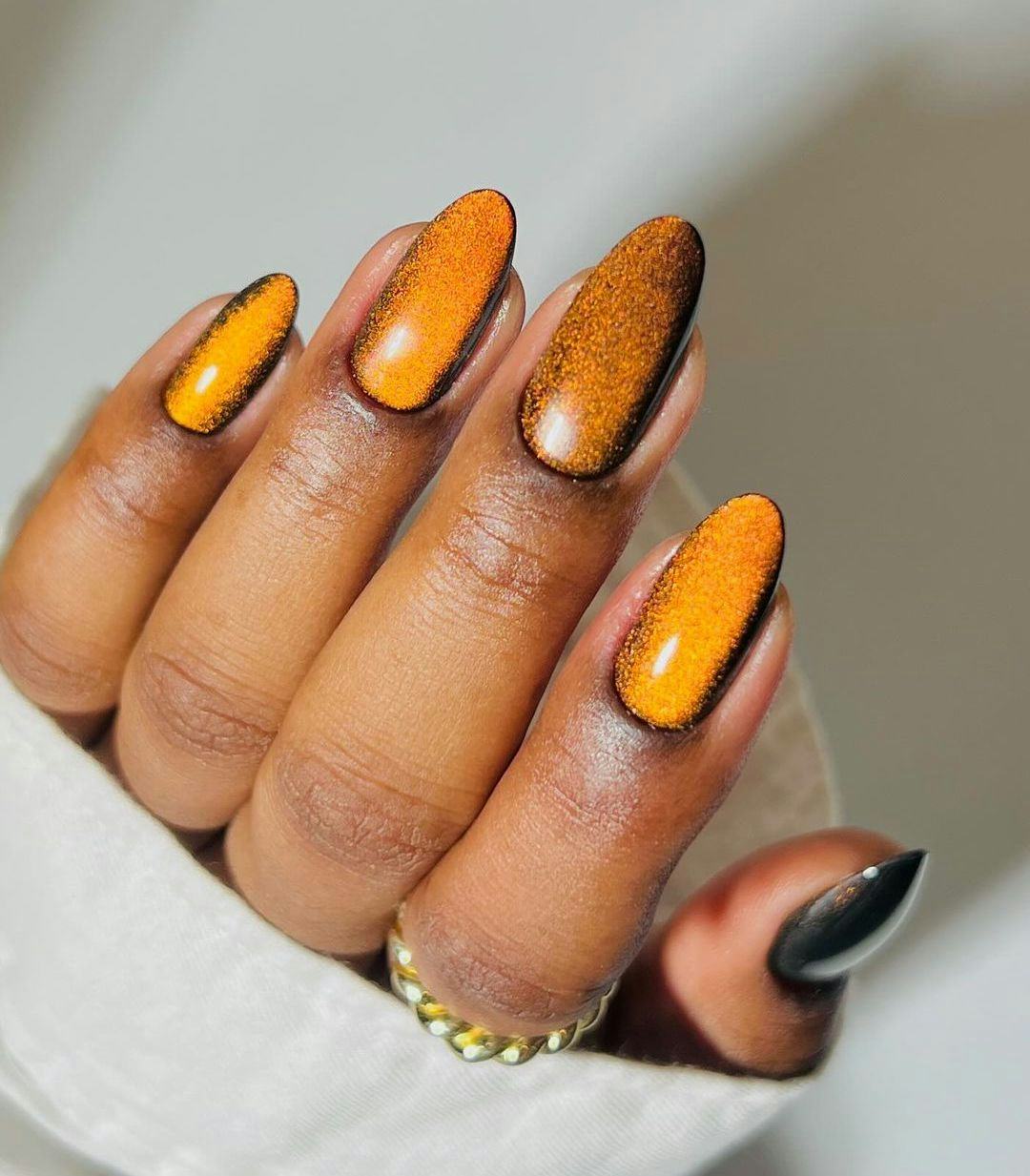 Leo signs would wear orange cat-eye nails.