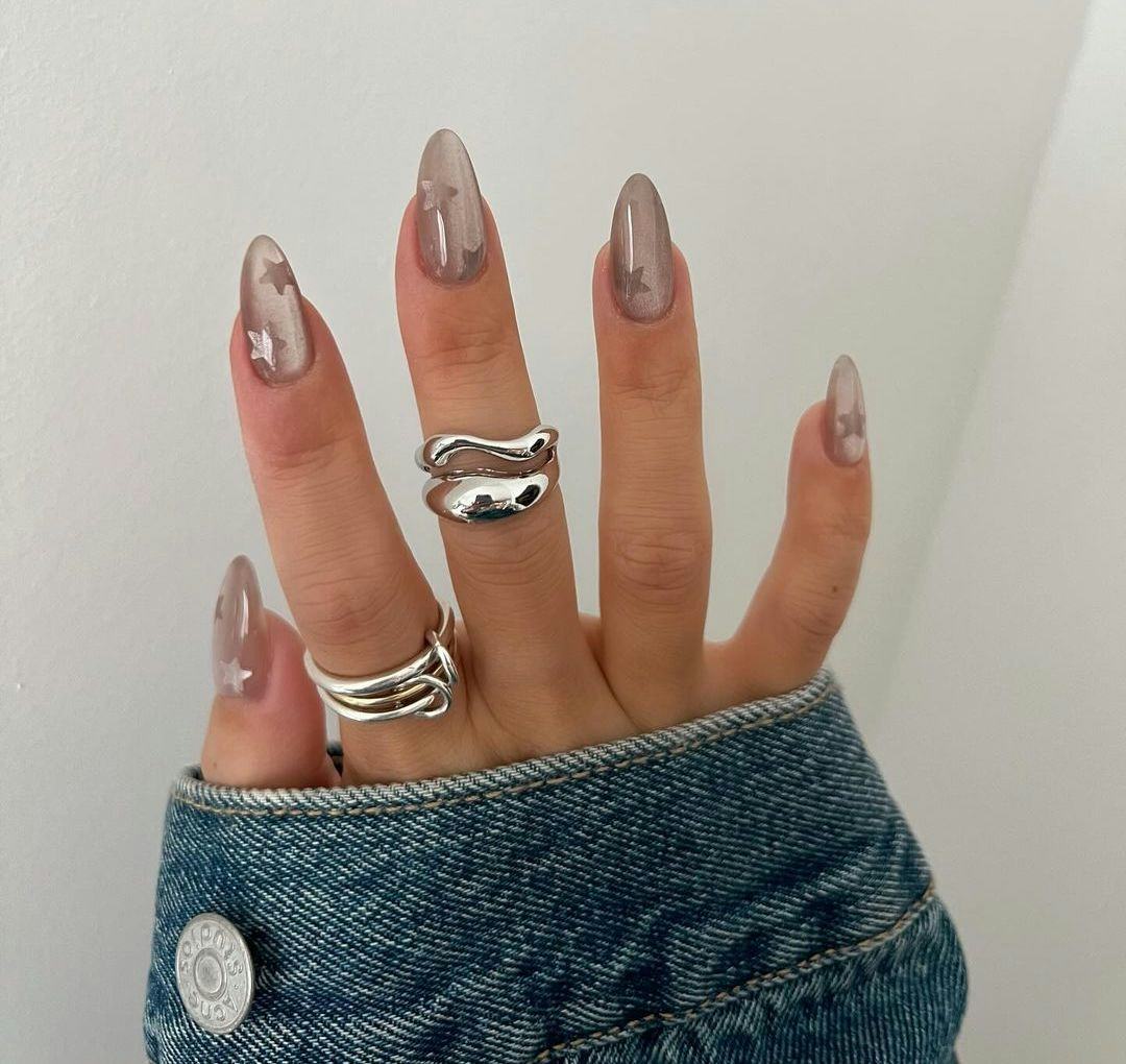 Gemini signs would wear taupe cat-eye nails with stars.