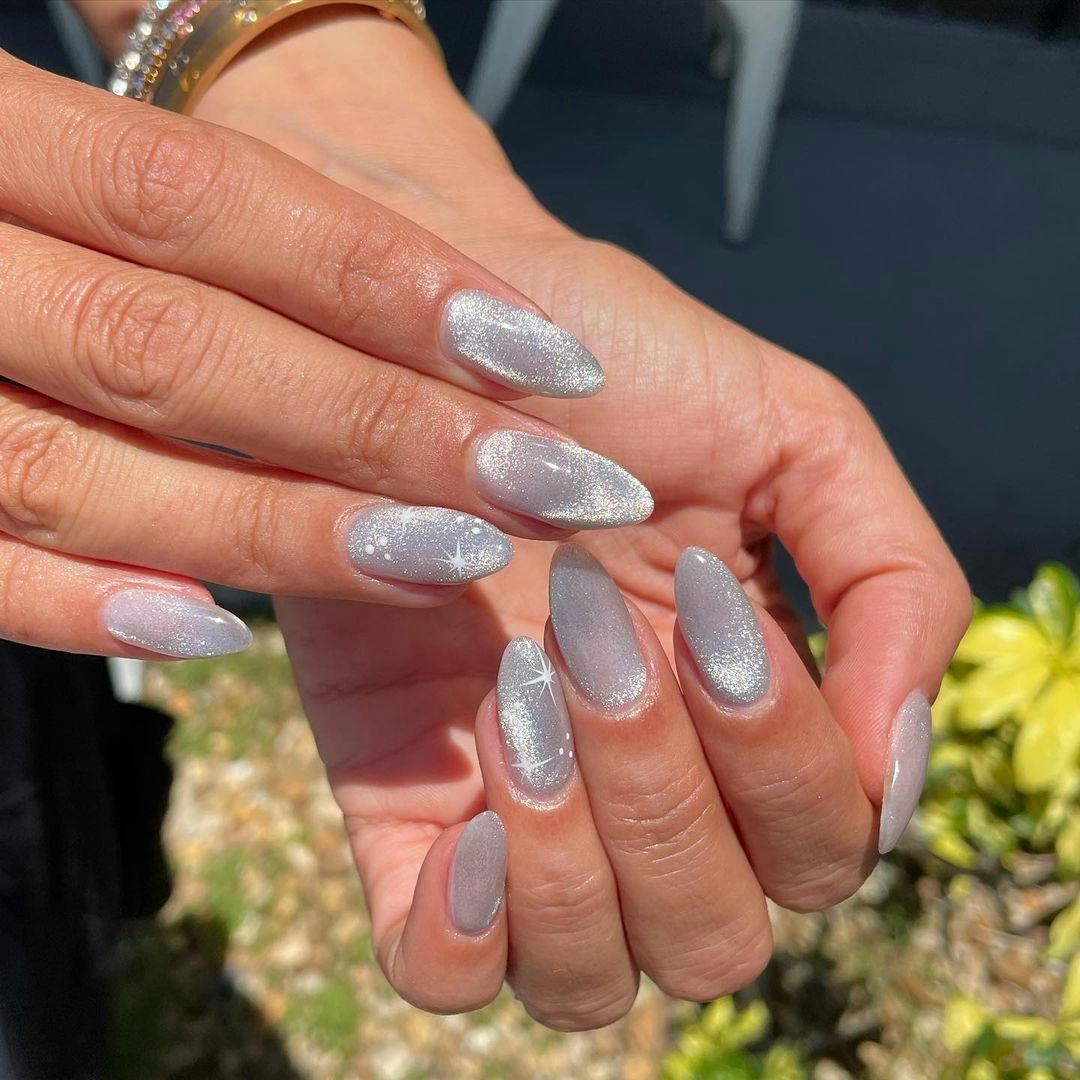 Virgo signs would wear light silver cat-eye nails with celestial stars.