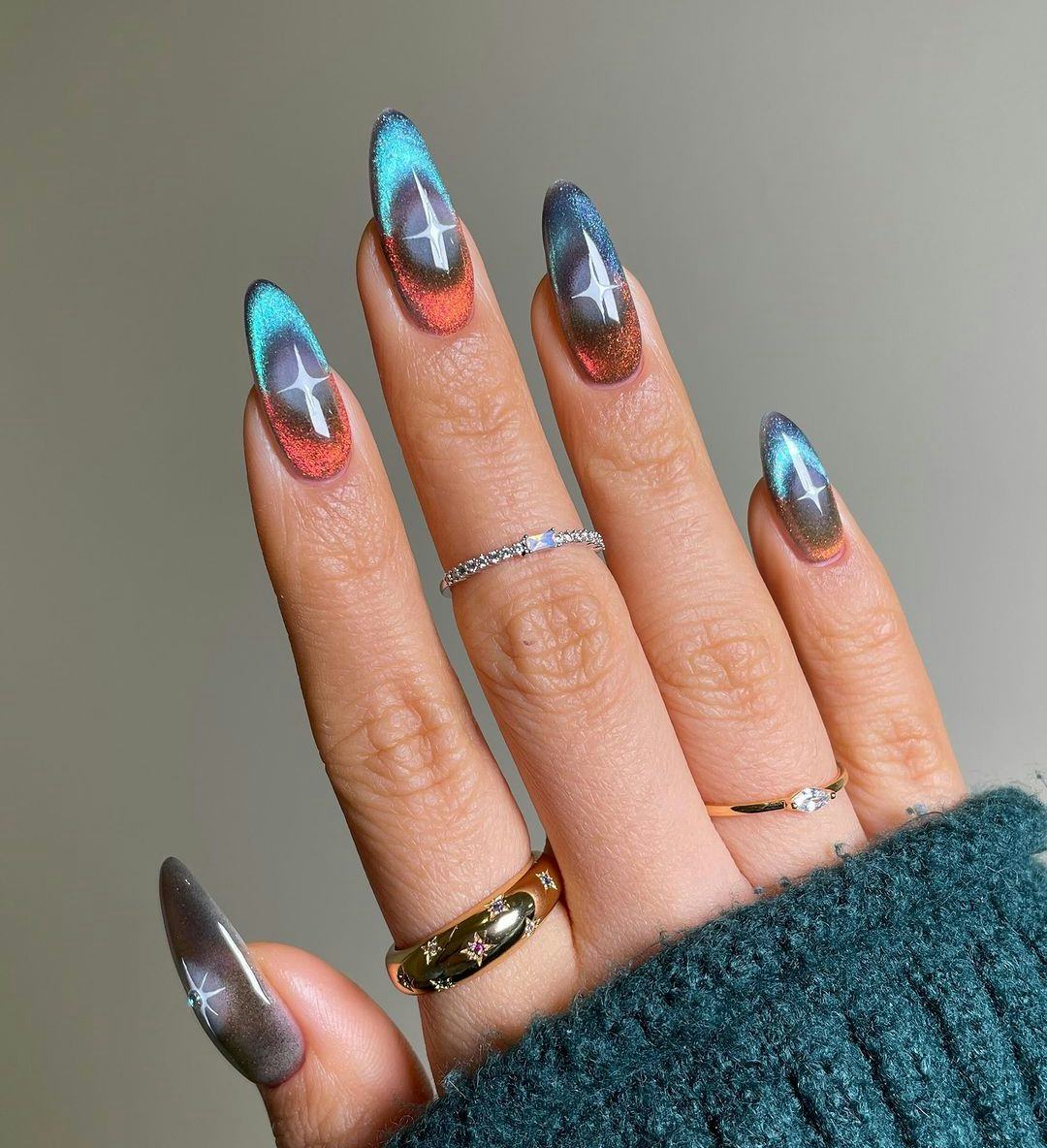 Aquarius signs would wear two-toned cat-eye nails.