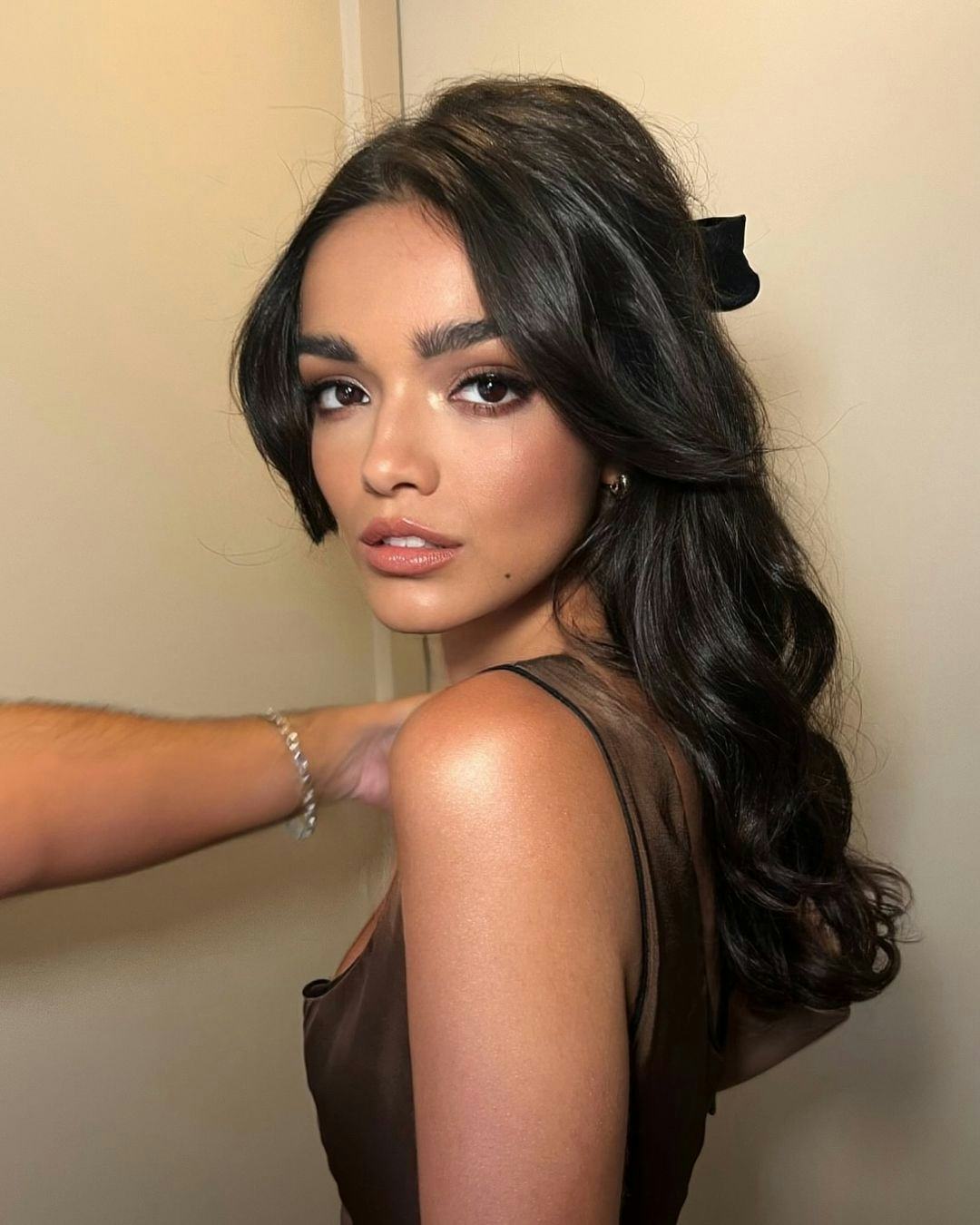 Try cool-toned latte makeup for fall 2024.