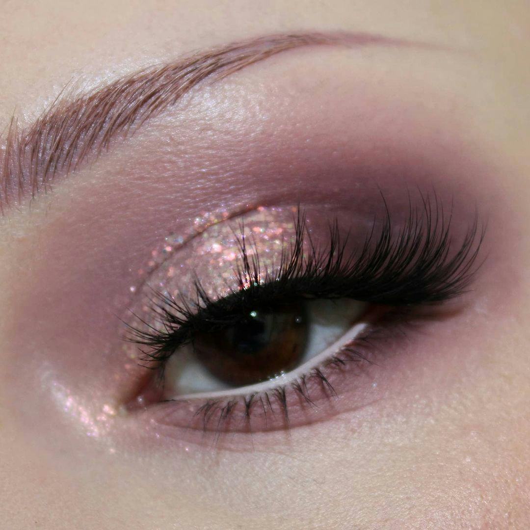 Try mauve eyeshadow looks for fall 2024.