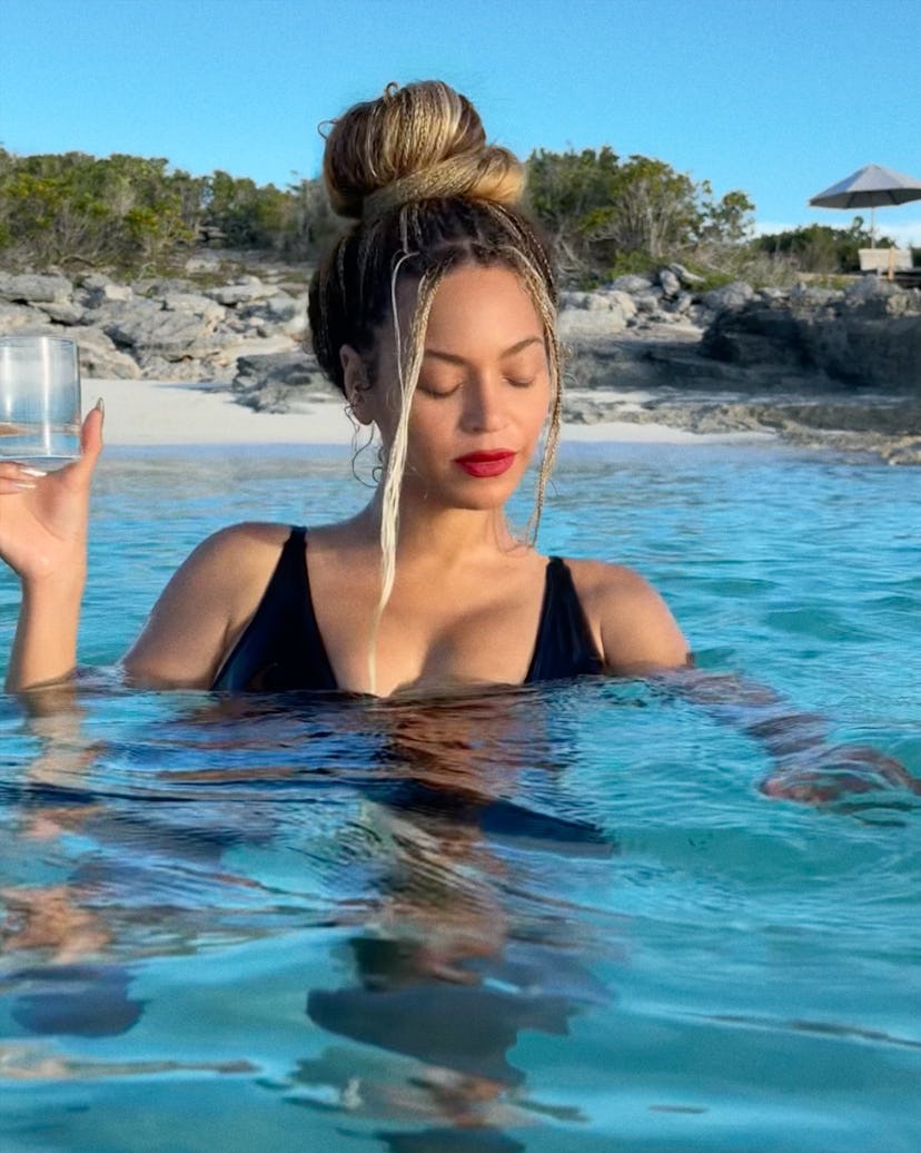 Beyonce rang in her b-day in the teeniest dress with an old Hollywood twist.