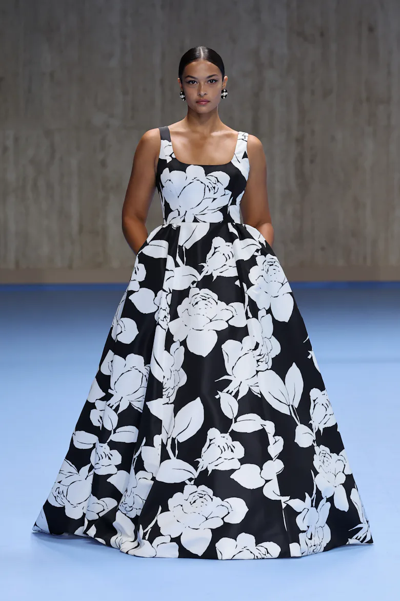 Bir model, Eylül 2024 New York Moda Haftası kapsamında Carolina Herrera defilesinde podyumda yürüyor.