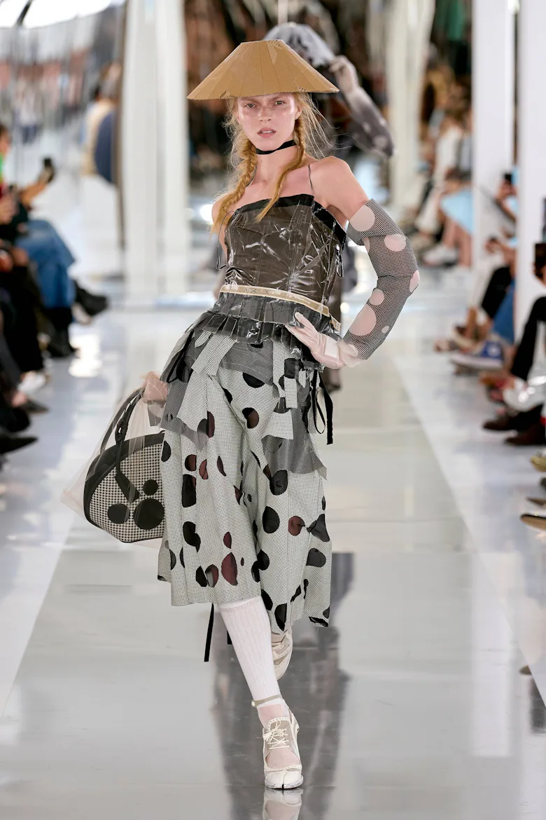 colin jones namıdiğer col the doll maison margiela'da yürüyor ve 2024 ilkbahar podyumunda giymeye hazır