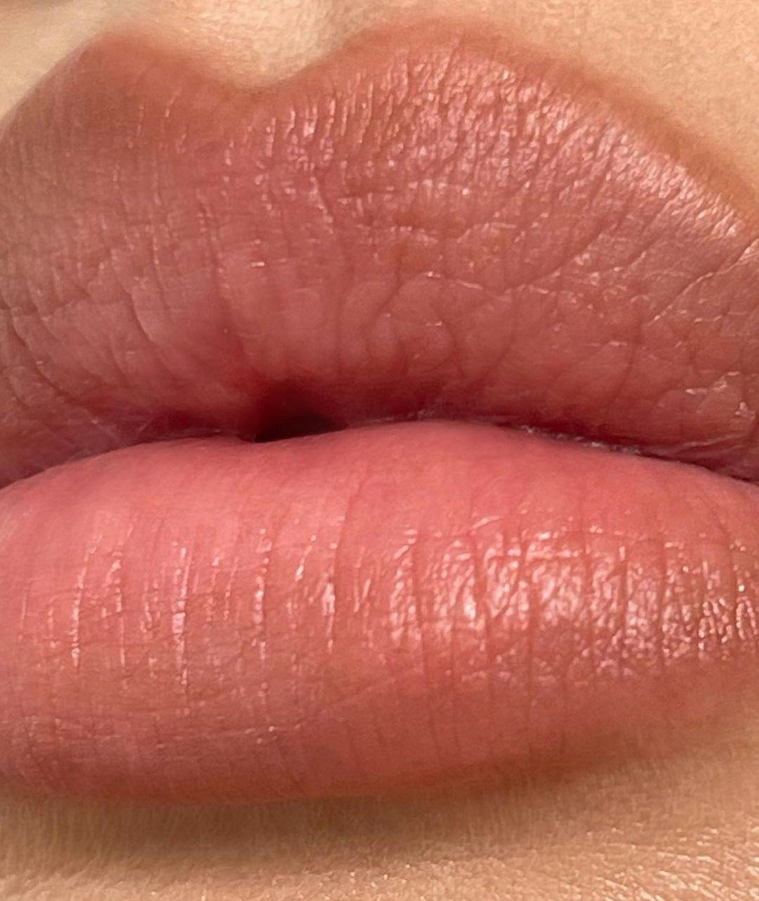 Blurred lips are on-trend for fall 2024.