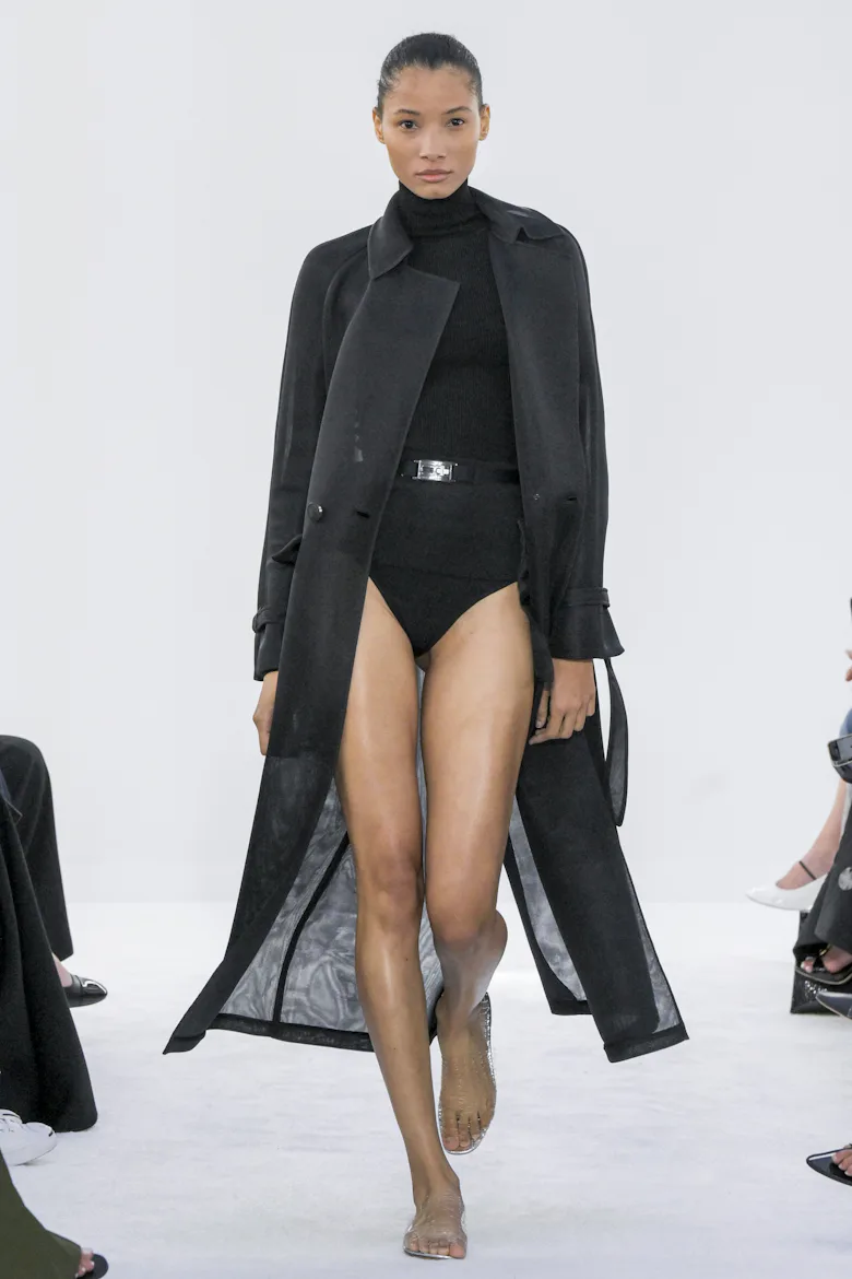 Lineisy Montero, Brandon Maxwell Ready to Wear İlkbahar/Yaz 2025 defilesinde podyumda yürüyor...