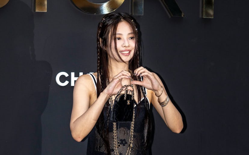 Jennie from BLACKPINK signed a solo record deal with Columbia.
