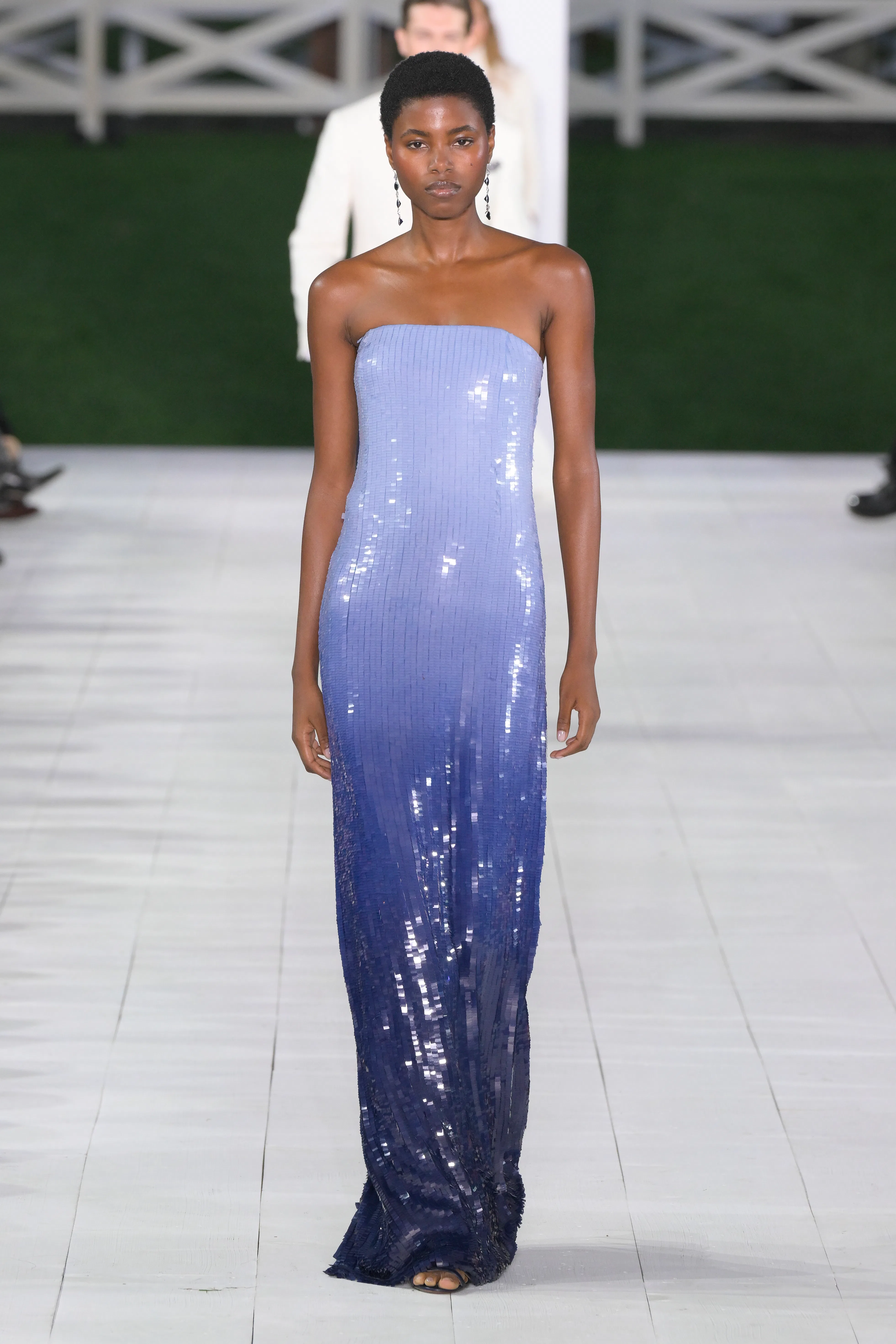 Ralph Lauren'in 2025 İlkbahar/Yaz Hazır Giyim defilesinde bir model podyumda yürüyor...