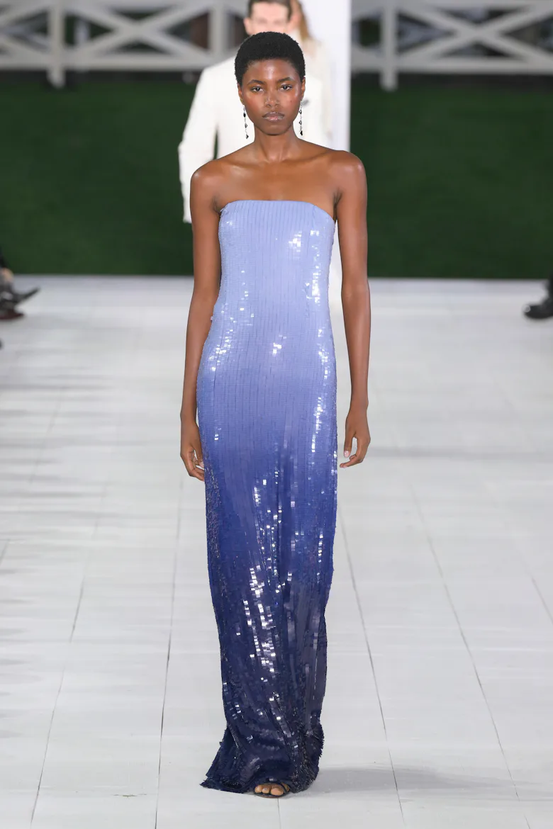 Ralph Lauren'in 2025 İlkbahar/Yaz Hazır Giyim defilesinde bir model podyumda yürüyor...