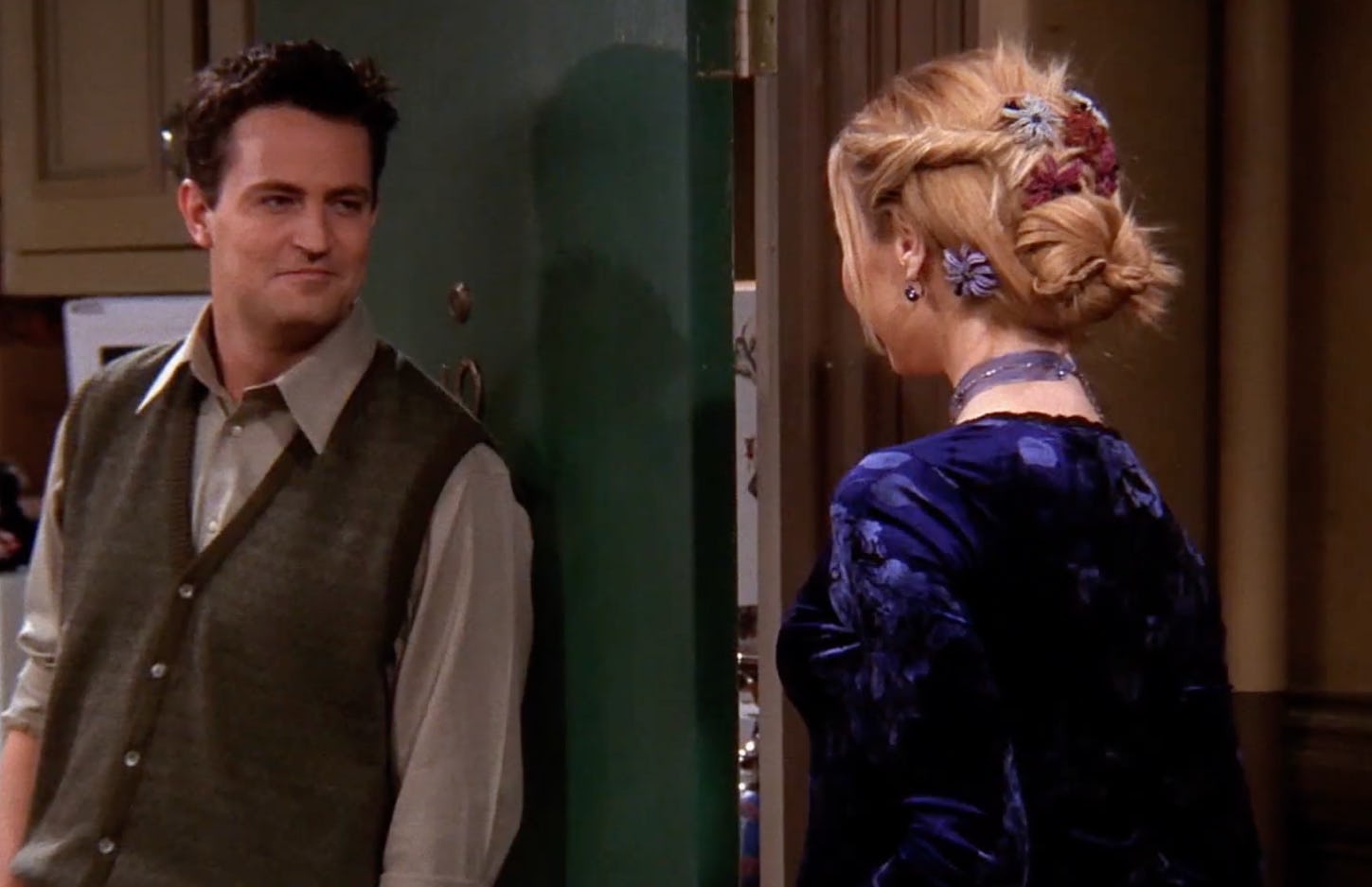 Matthew Perry and Lisa Kudrow as Chandler and Phoebe in Friends.