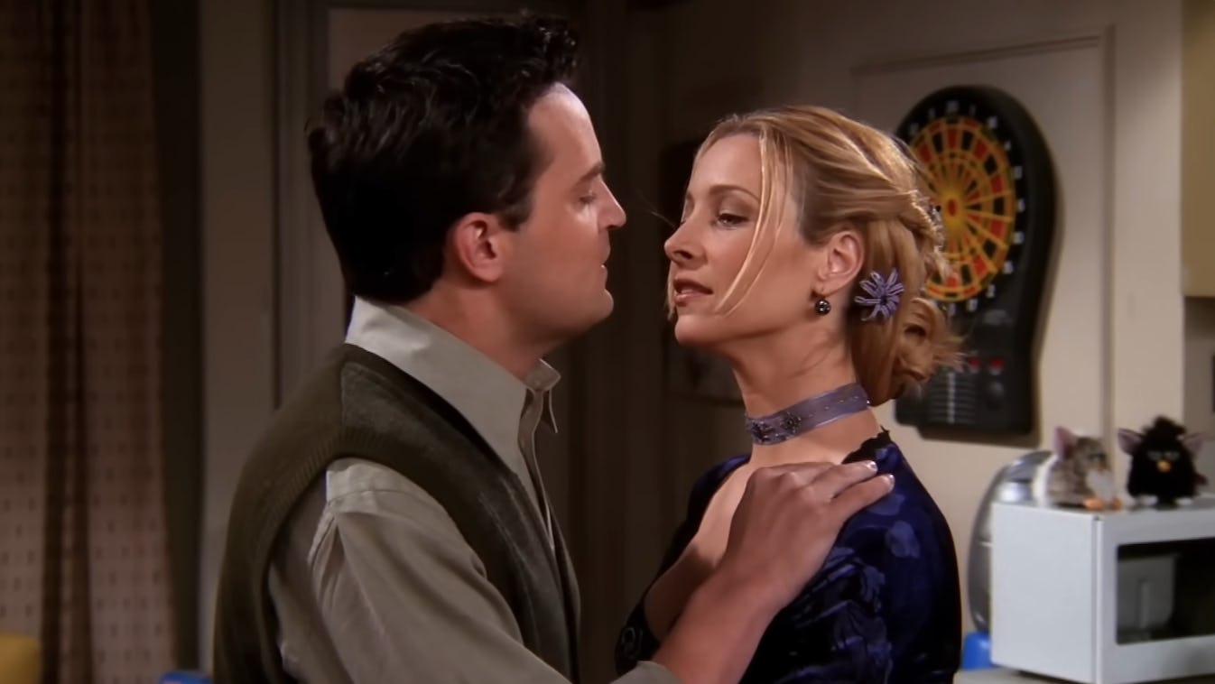 Matthew Perry and Lisa Kudrow as Chandler and Phoebe in Friends.