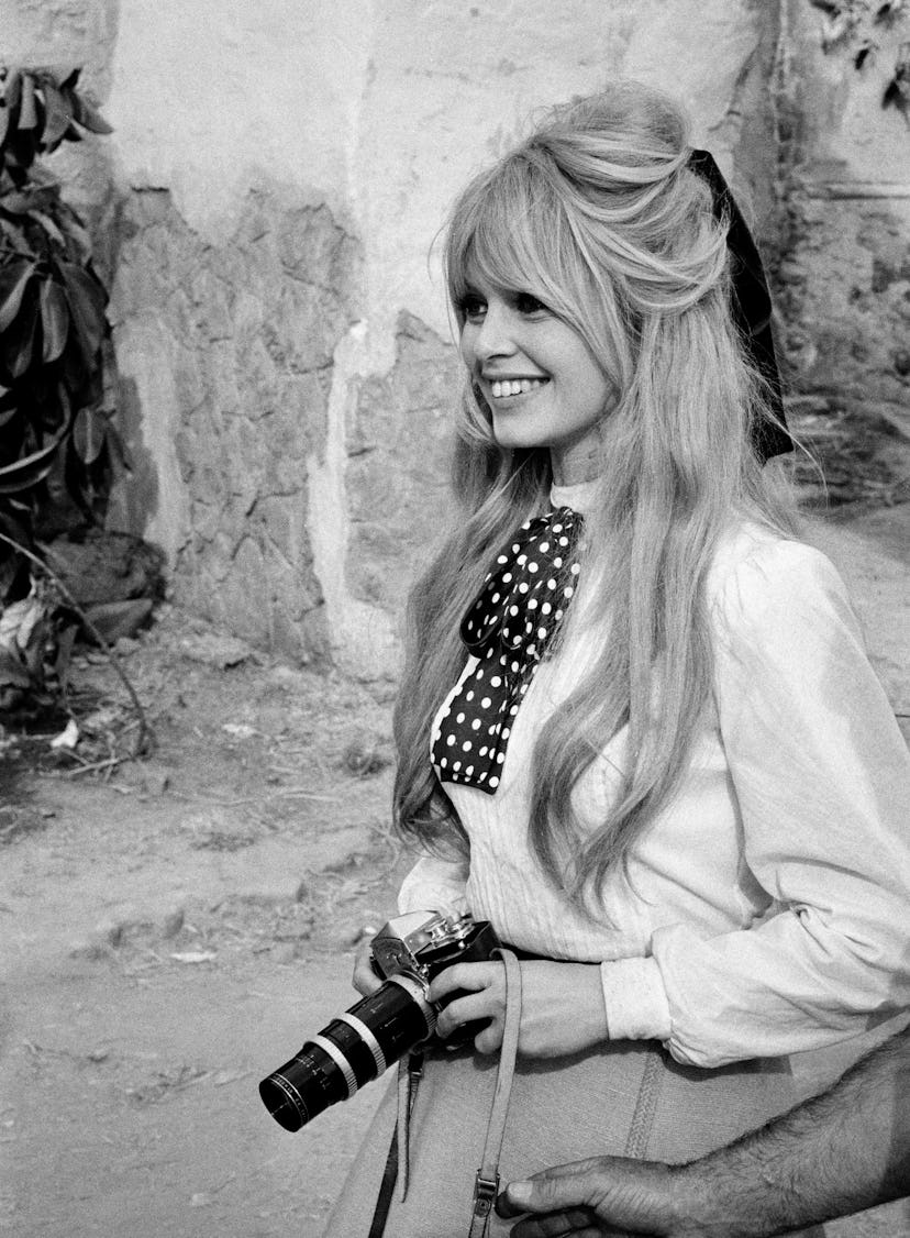 1960s-inspired glamour is on-trend for 2025.