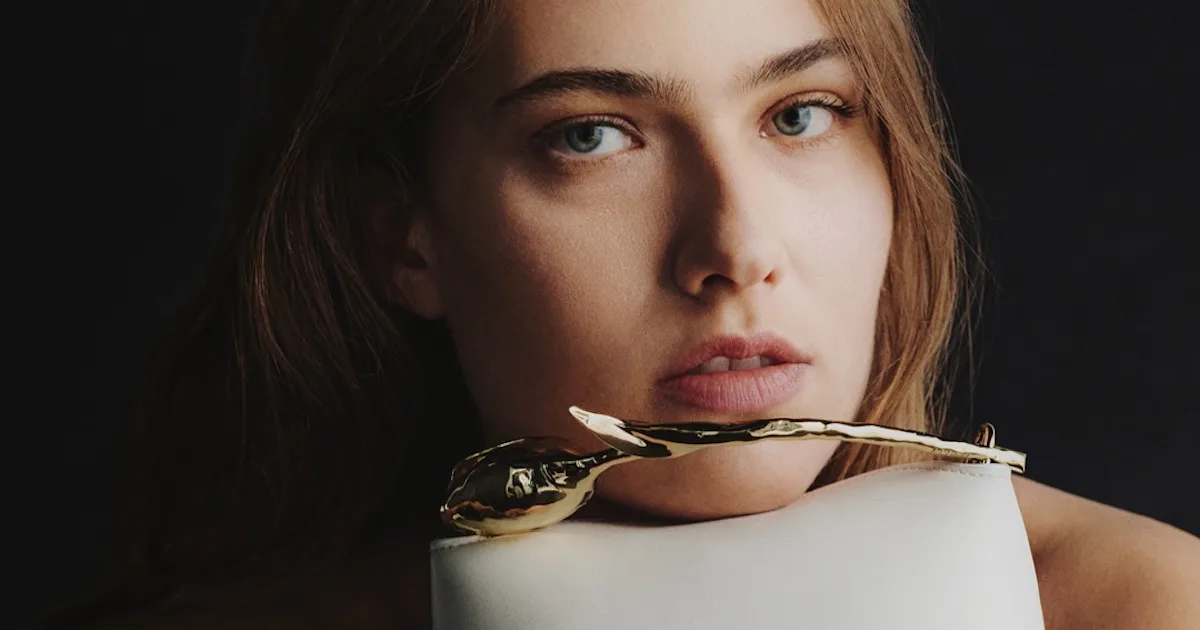 Sculpted Handle Bags Are 2025’s Most Artistic Accessories Trend Sculpted Handle Bags Are 2025’s Most Artistic Accessories Trend
