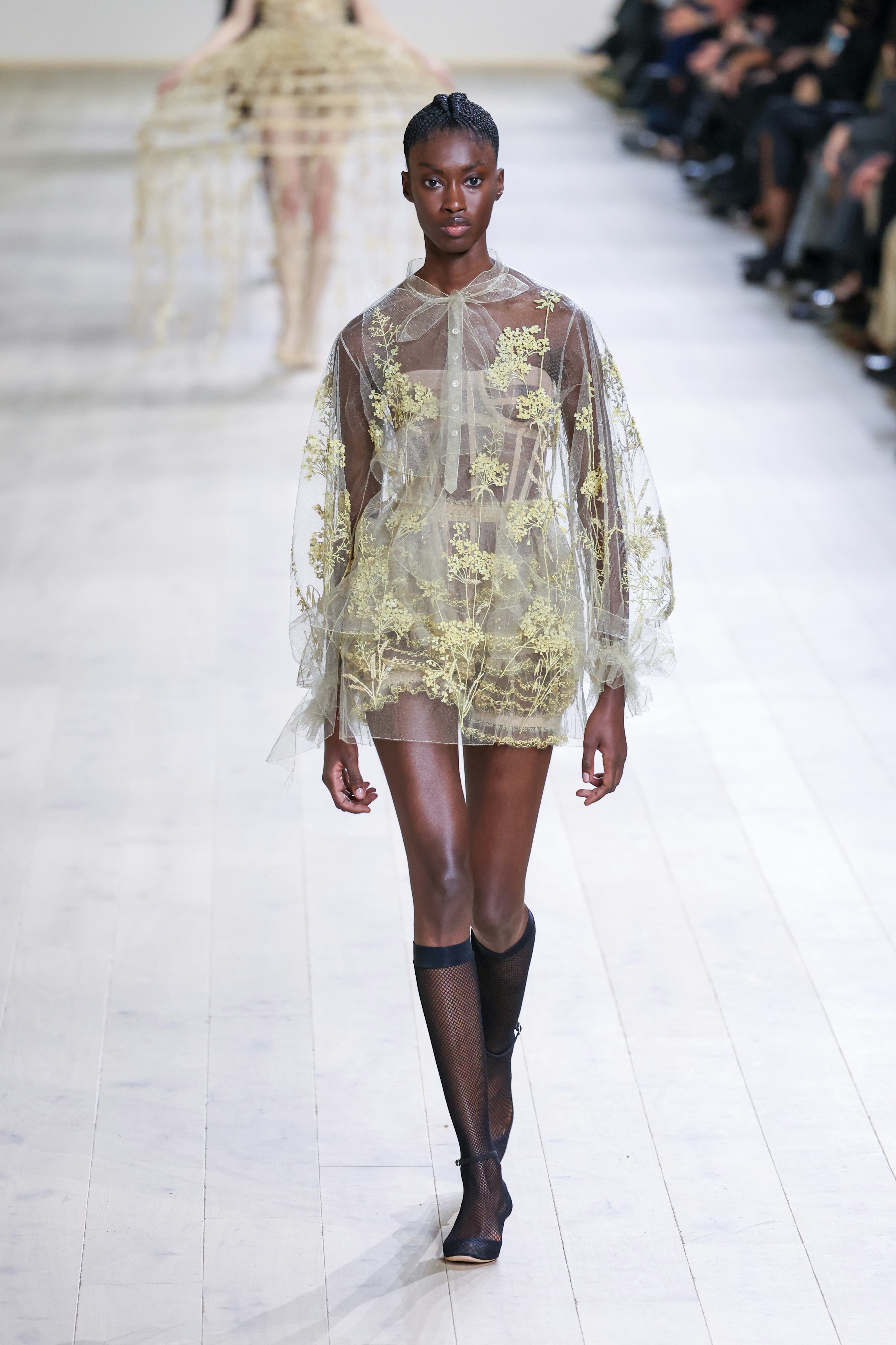 Bir model, ... kapsamında Christian Dior Haute Couture 2025 İlkbahar-Yaz defilesinde podyumda yürüyor.