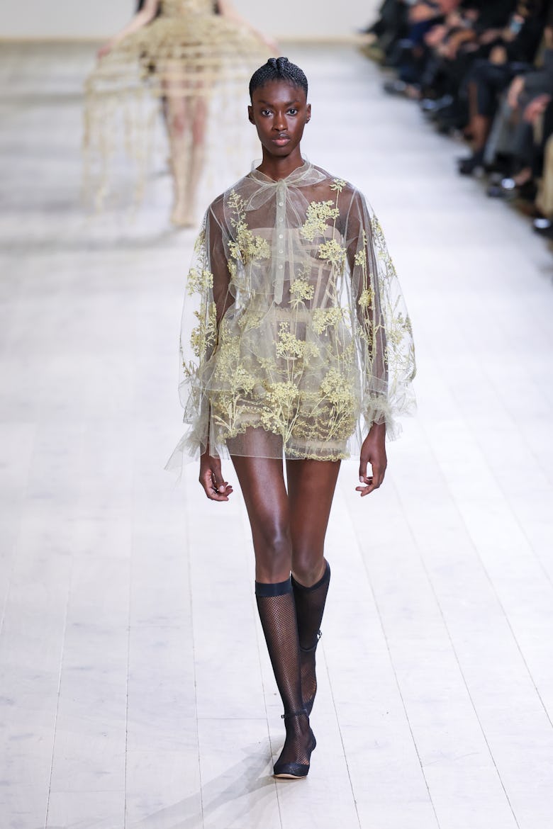 Bir model, ... kapsamında Christian Dior Haute Couture 2025 İlkbahar-Yaz defilesinde podyumda yürüyor.