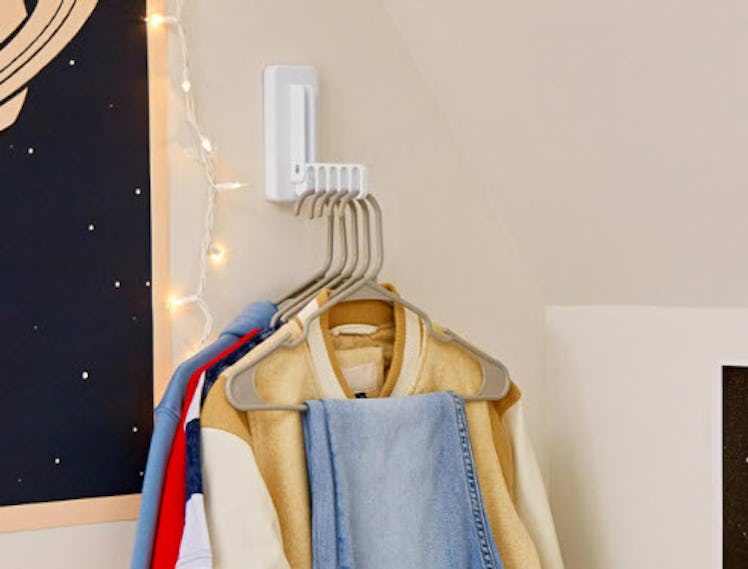 Command Folding Clothes Hanger