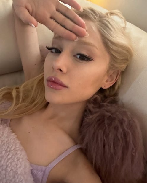 Ariana Grande wavy blonde hair