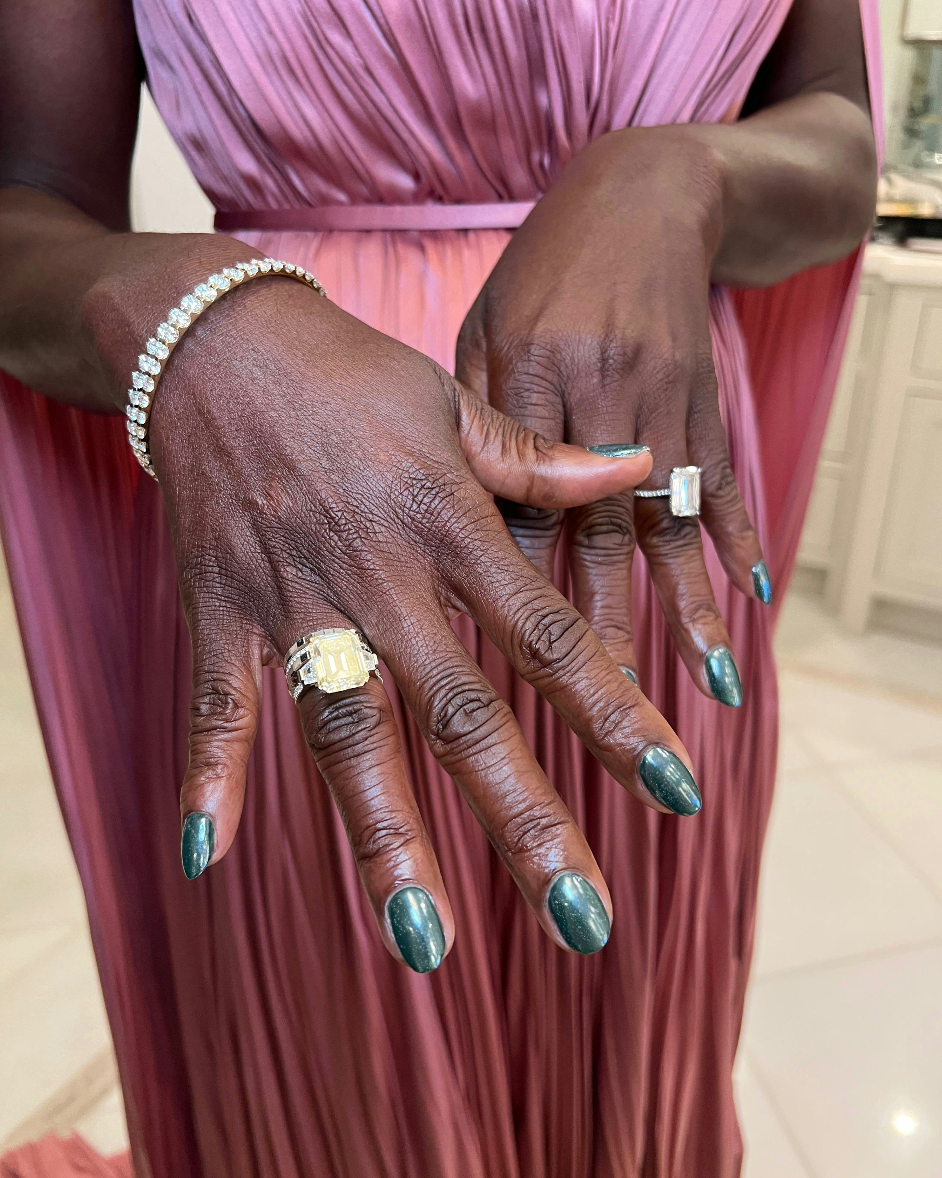 Viola Davis wore metallic emerald green nails to the 2025 Golden Globes.