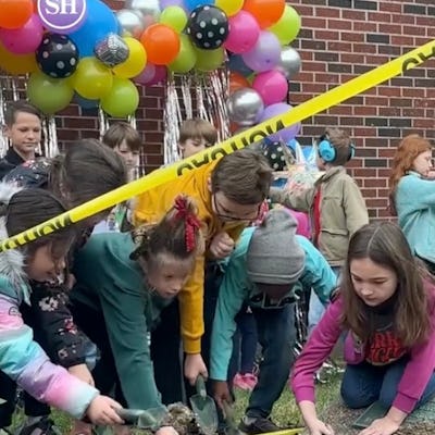 A Mississippi School Opened Up A 1999 Time Capsule & The Contents Were *So* 90s