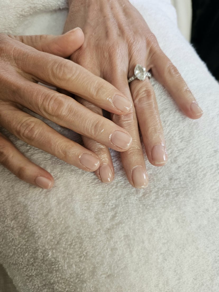Naomi Watts wore a mannequin manicure to the 2025 Golden Globes.