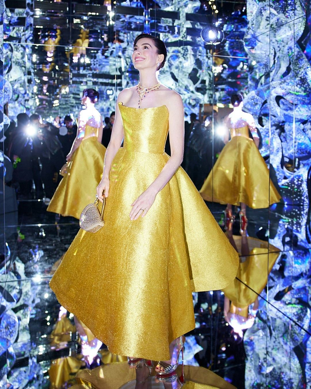 Anne Hathaway Stunned In A Gold Oscar de la Renta Gown At A Bulgari Event, image size:828x1036