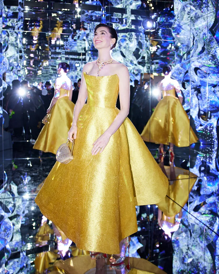 Anne Hathaway Stunned In A Gold Oscar de la Renta Gown At A Bulgari Event Anne Hathaway Stunned In A Gold Oscar de la Renta Gown At A Bulgari Event