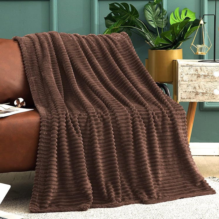 Vessia Flannel Fleece Throw Blanket