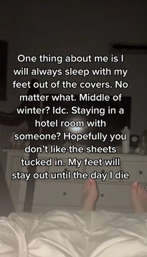 Spaní s jednou nohou ven.