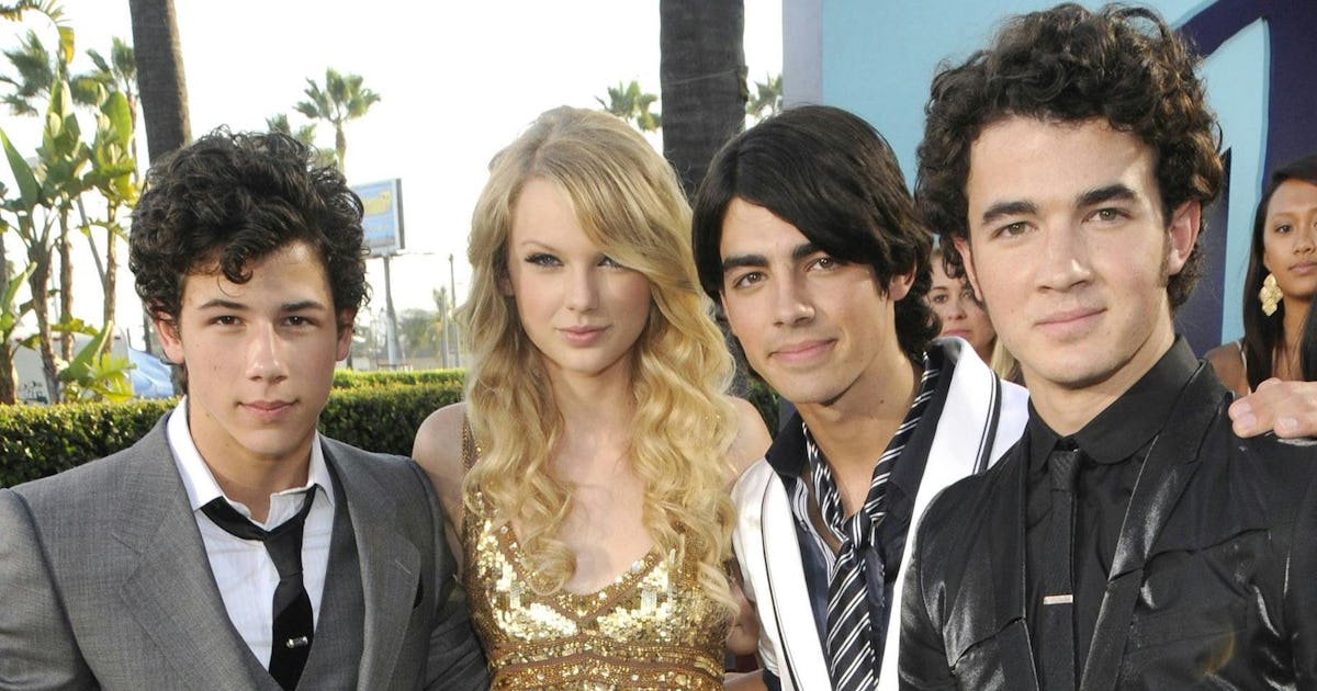 https://imgix.bustle.com/uploads/image/2025/10/10/f5b0c007/los-angeles-ca-september.jpeg?w=1200&h=630&fit=crop&crop=faces&fm=jpg