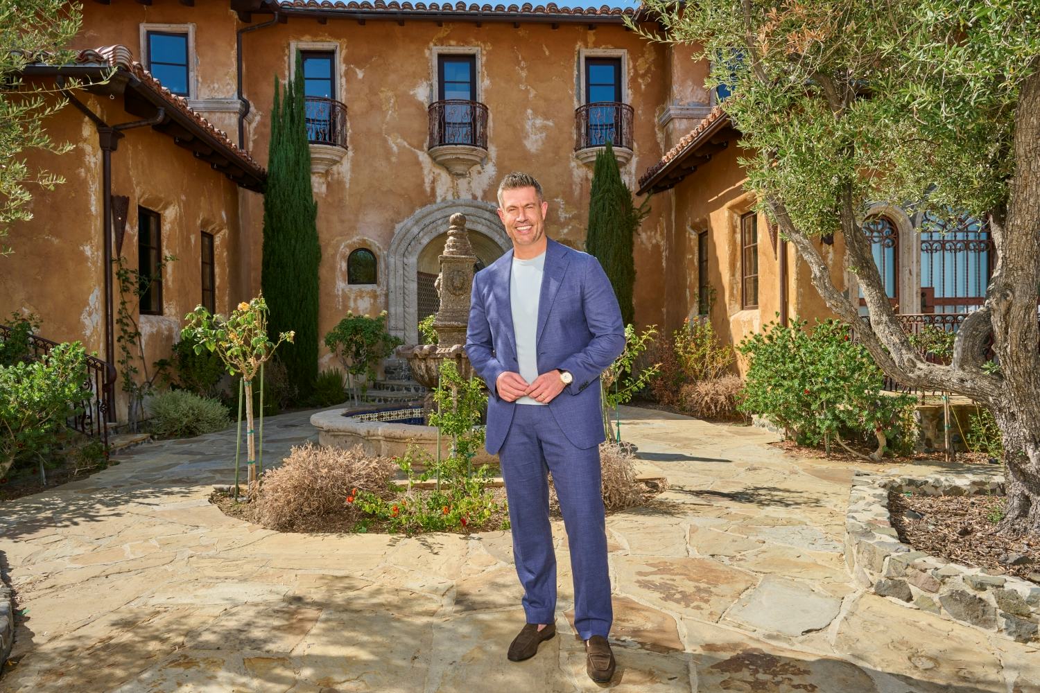 Bachelor Nation Faves & Villains Are Returning To Renovate The Mansion