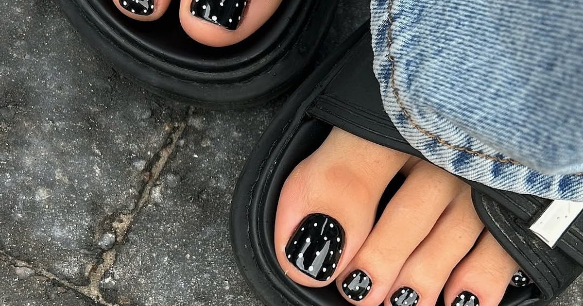 Polka Dots, Plaid Print, & 11 More Fall 2025 Pedicure Trends To Try ASAP