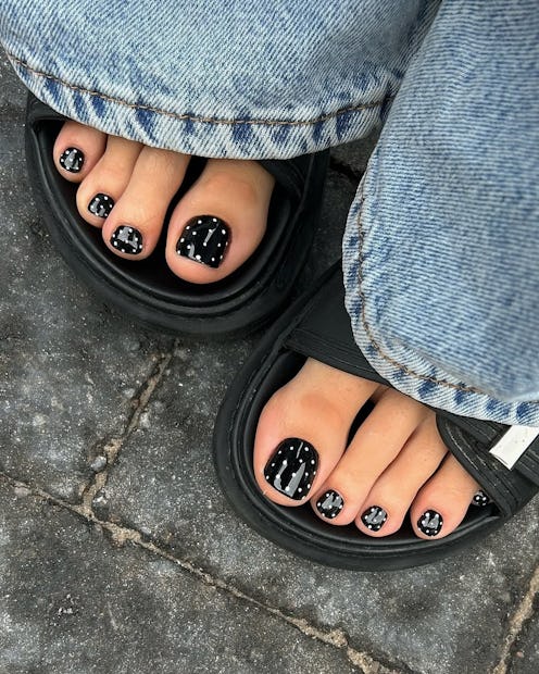 Fall 2025 pedicure trends that elevate your nail game.