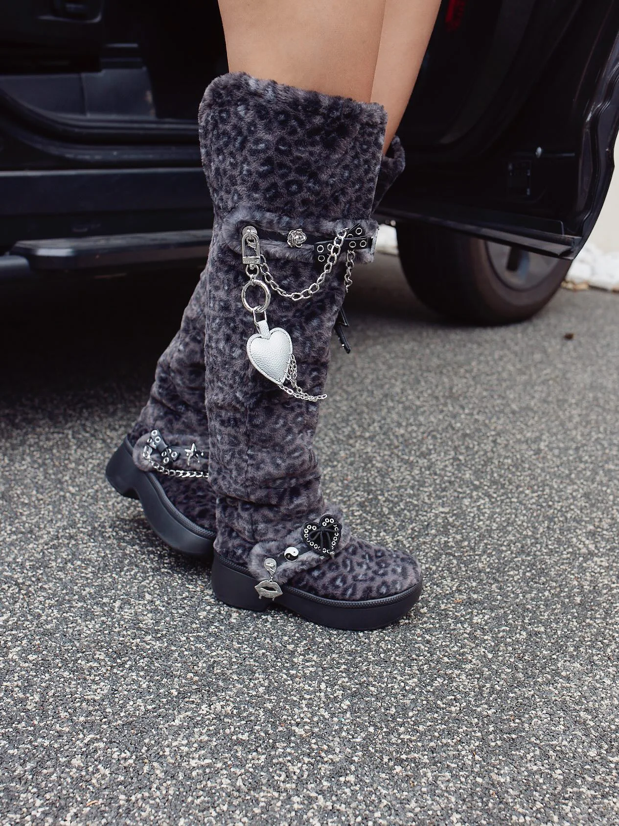 Millie Bobby Brown usa botas de piel.    