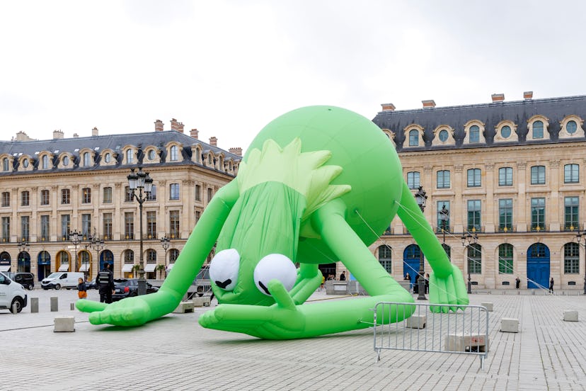 Alex Da Corte, installation view of Kermit The Frog at Place Vendôme, Paris, 2025