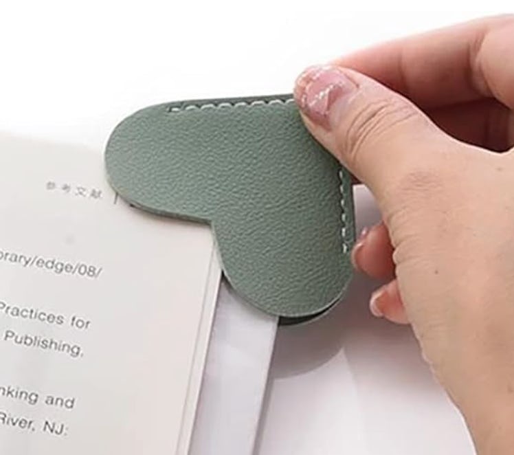 Wayzton Leather Heart Bookmark Corners (6-Pack)