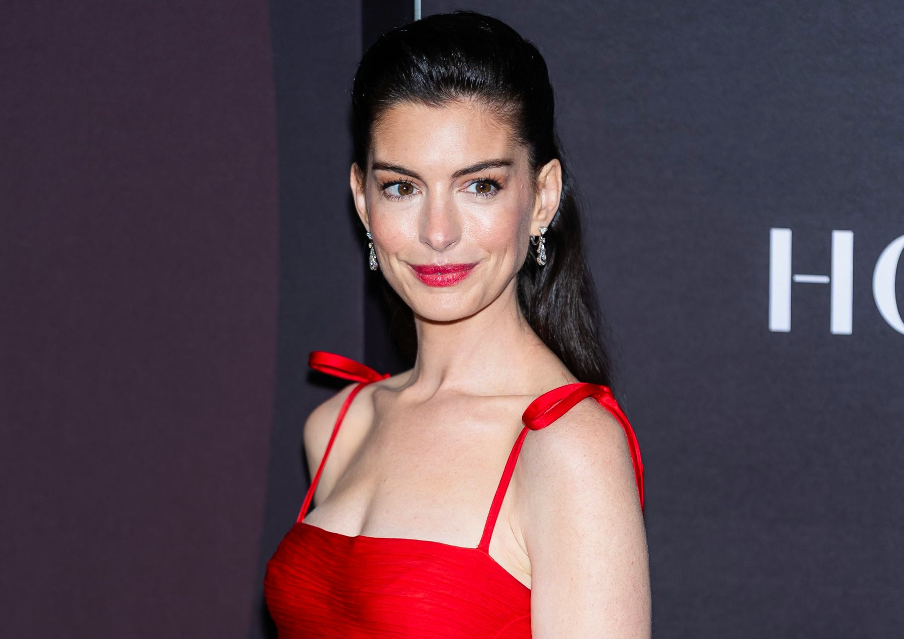 Anne Hathaway wore an archival Valentino dress at the 2025 WWD Honors event.