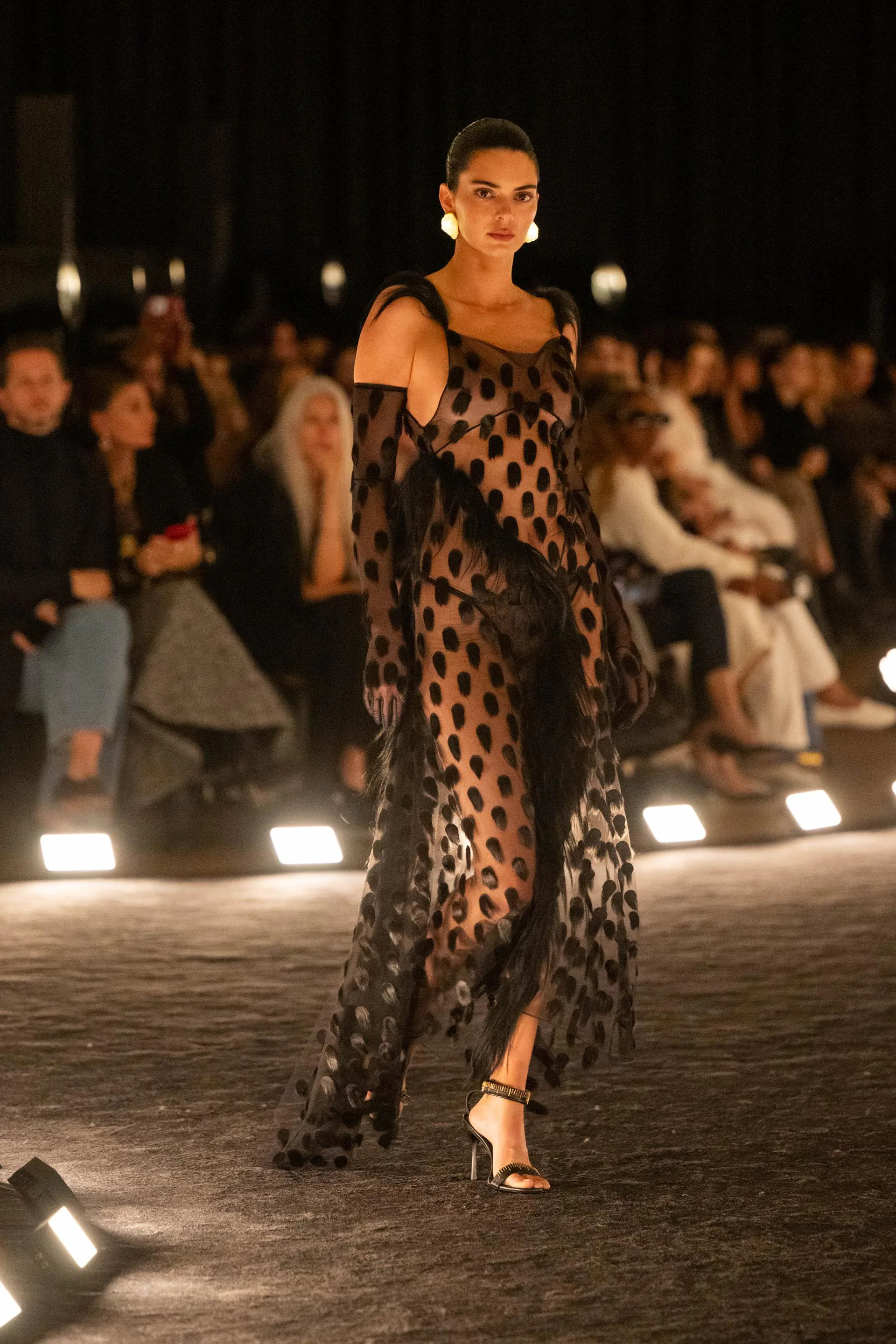 Kendall Jenner propose le spectacle de printemps / été 2026 de Schiaparelli. 