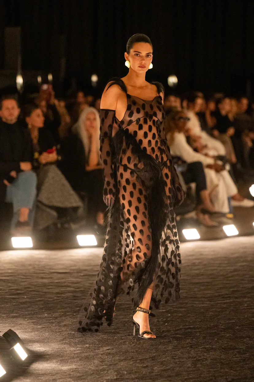 Kendall Jenner propose le spectacle de printemps / été 2026 de Schiaparelli.