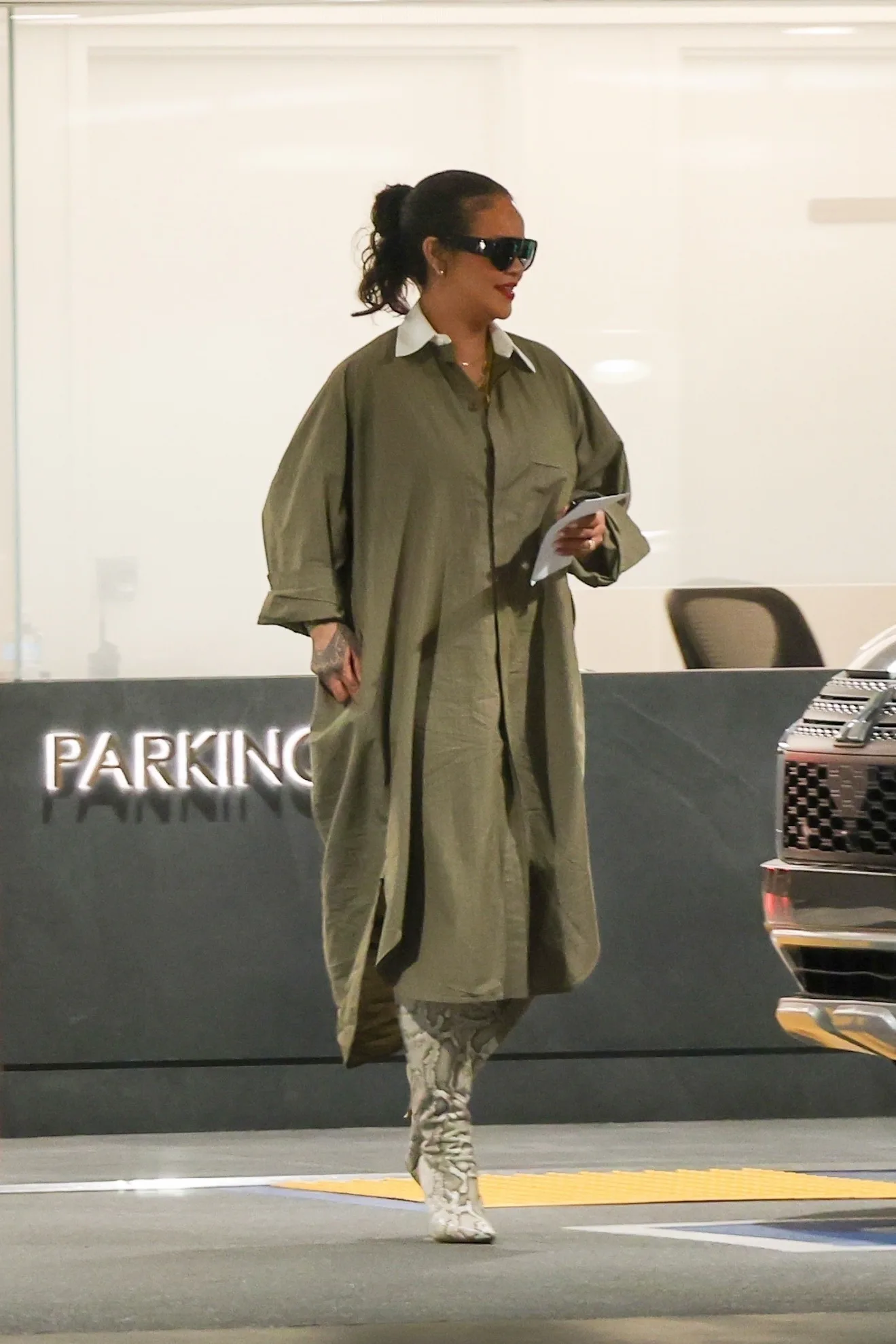 rihanna-rewears-her-favorite-snakeskin-boots-for-post-pregnancy-outing
